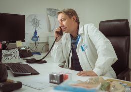 Strážmistr Topinka v Pardubicích. Jako psychiatr v nemocnici