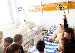 Prvňáčci si vyzkoušeli na figuríně masáž srdce