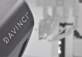 Da Vinci Xi v Pardubické nemocnici slaví prvních sto operací