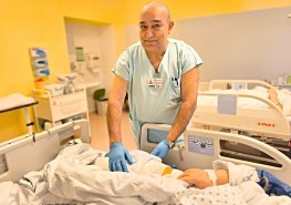 „Součástí mé práce je vytvořit pacientovi komfort a pohodlí,“ říká sanitář Litomyšlské nemocnice