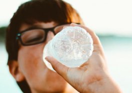 Studenou vodu na osvěžení, teplou na žízeň, radí urolog