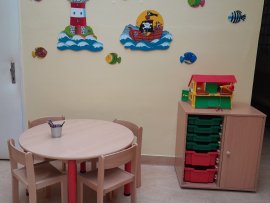 Nový nábytek v čekárně dětské ambulance. Nové jsou i nástěnné dekorace.