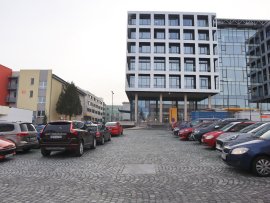 Pohled na rekonstruované náměstíčko od budovy ředitelství