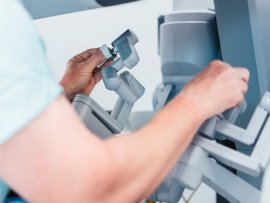 Chirurg ovládající robota