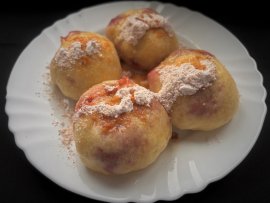 Kynuté knedlíky s jahodami a perníkem