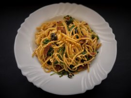 Špagety s fetou, sušenými rajčaty, olivami a rukolou